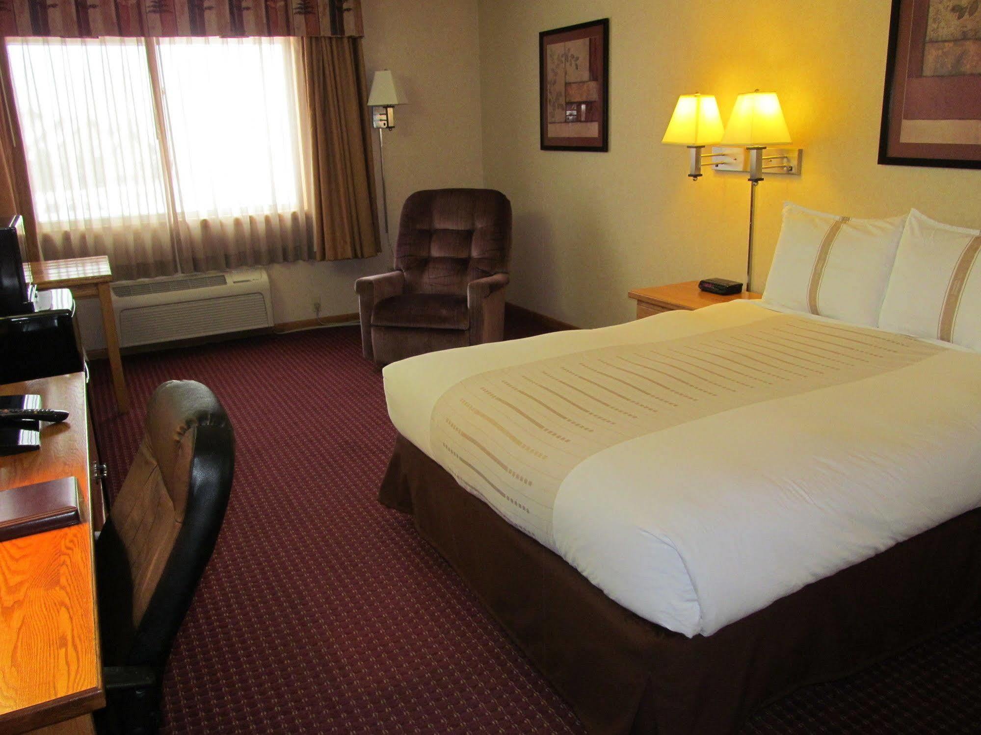 Fireside Inn And Suites Devils Lake Zewnętrze zdjęcie
