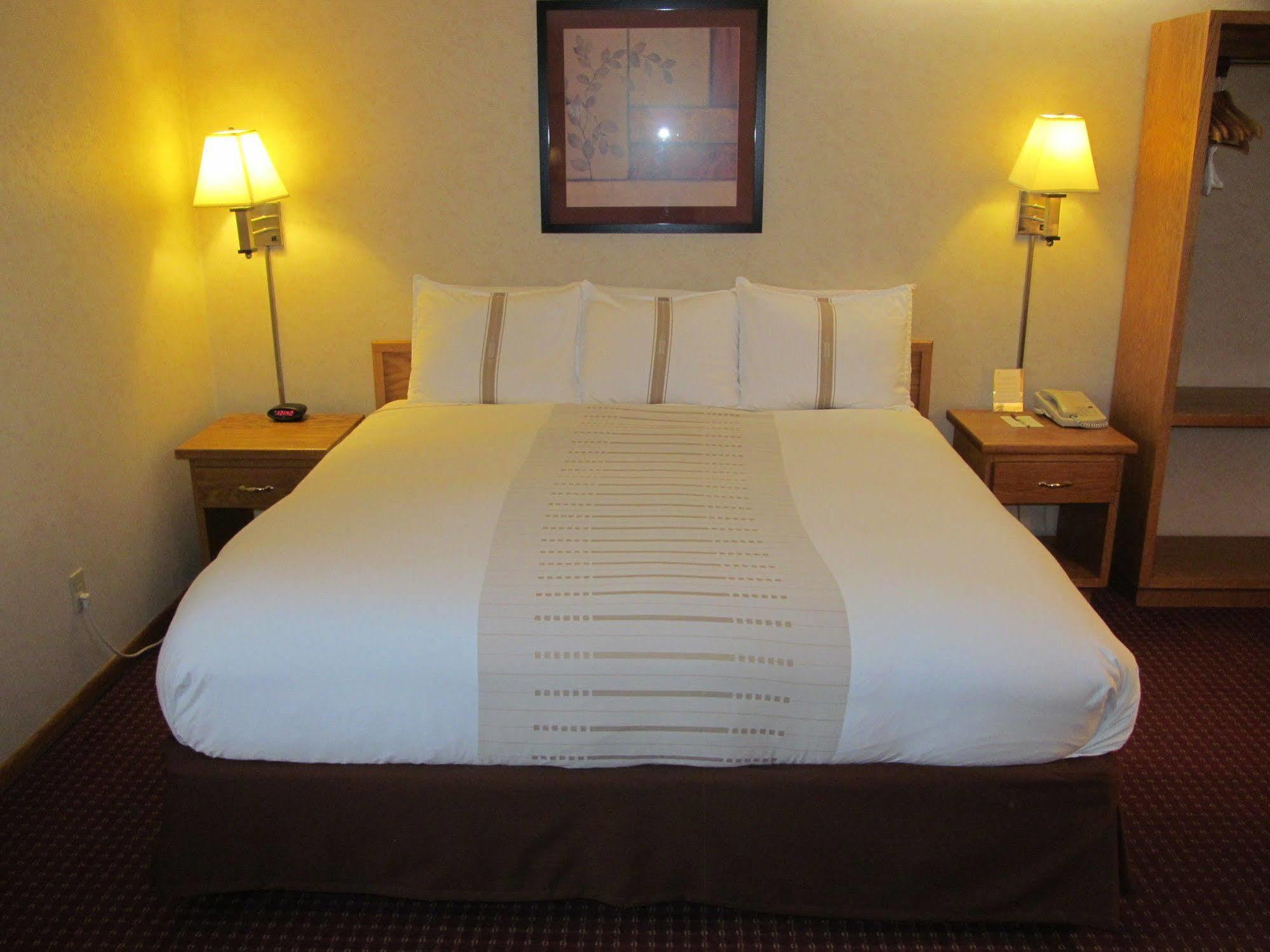 Fireside Inn And Suites Devils Lake Zewnętrze zdjęcie