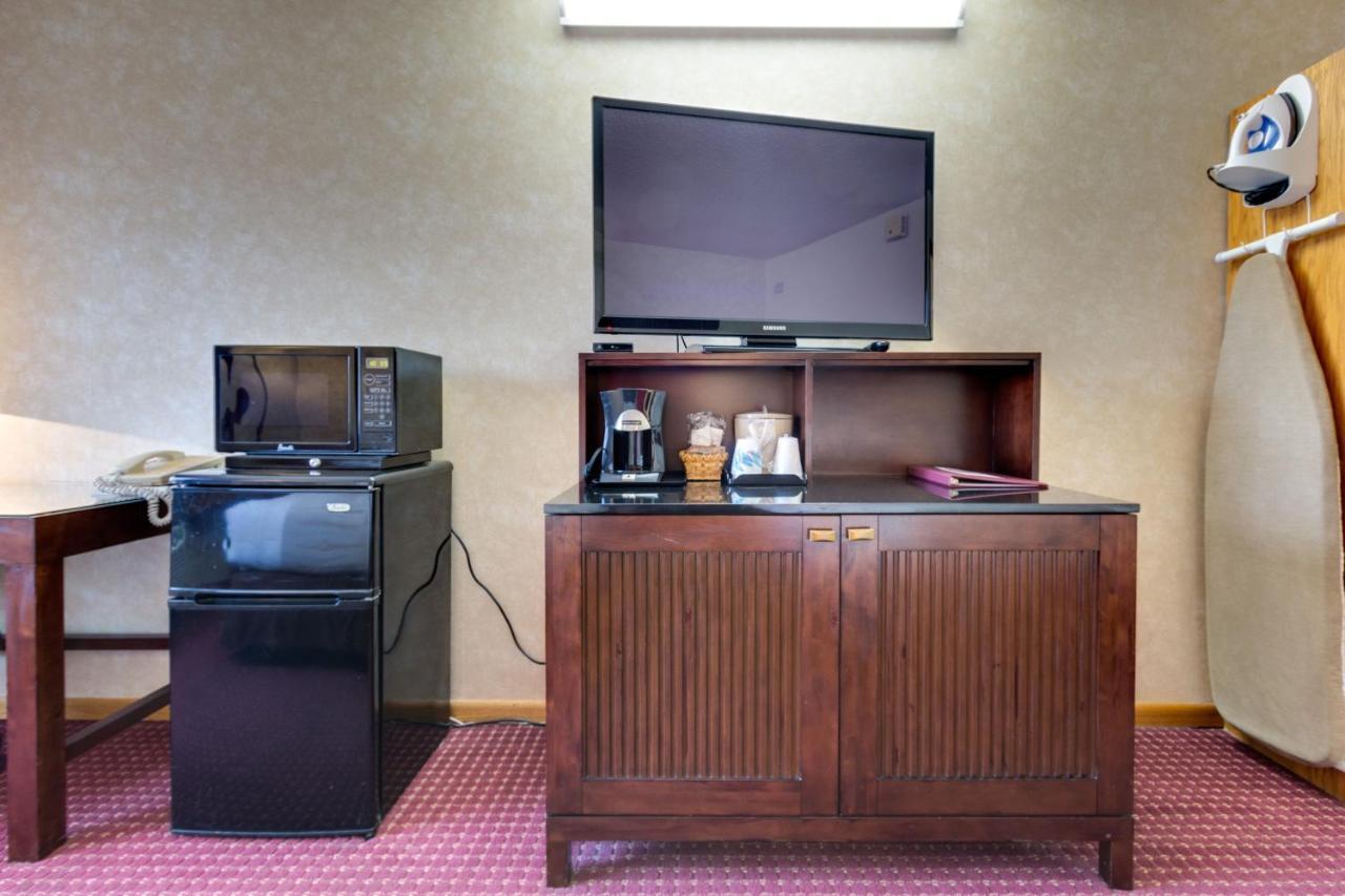 Fireside Inn And Suites Devils Lake Zewnętrze zdjęcie